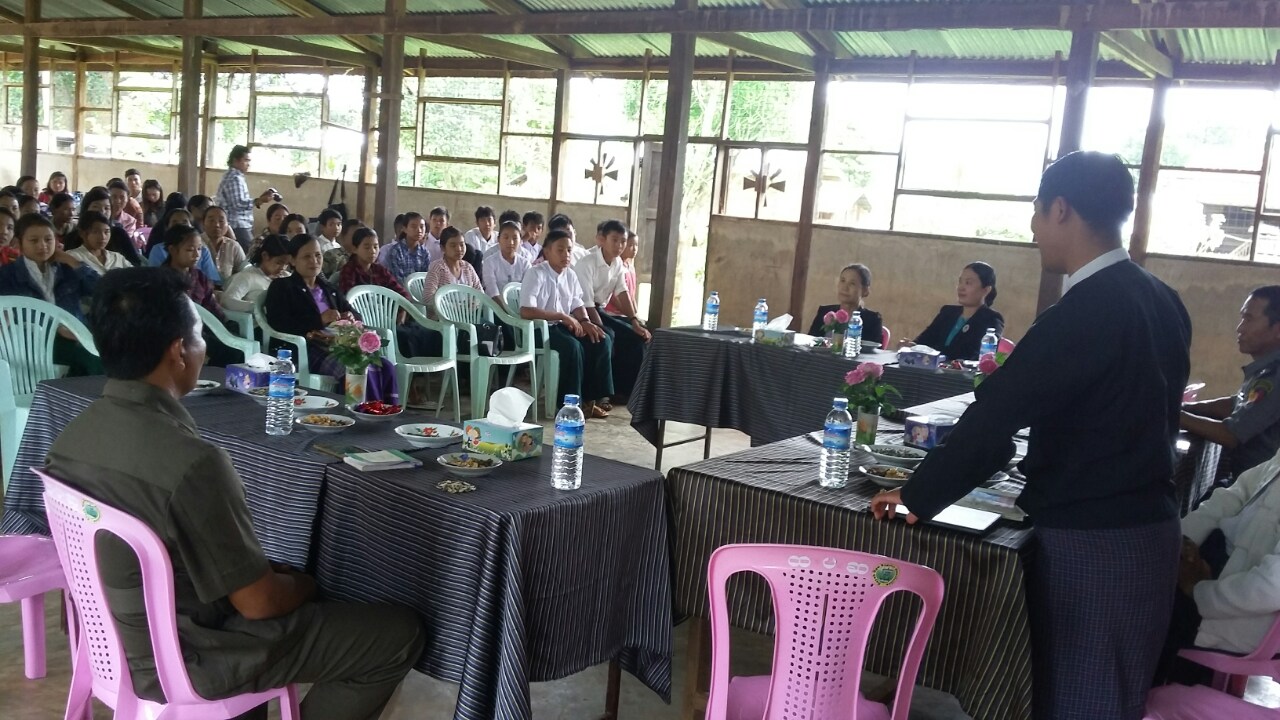 ဖရူဆိုမြို့နယ်ဥပဒေအရာရှိ ဦးဆန်းလင်းဦးက ကယားပြည်နယ် ၊ ဖရူဆိုမြို့နယ်အတွင်းရှိ ထီးပေါ်ဆိုကျေးရွာနှင့် မာခရော်ရှေ့ကျေးရွာများတွင် ဥပဒေပညာအသိပေးဟောပြောပွဲကျင်းပ