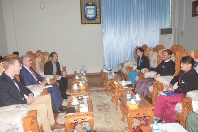 ပြည်ထောင်စုရှေ့နေချုပ် ဦးထွန်းထွန်းဦးက International Commission of Jurists(ICJ) အဖွဲ့မှ ဥပဒေအကြံပေး  Mr. Sean Bain ဦးဆောင်သော ကိုယ်စားလှယ်အဖွဲ့အား လက်ခံတွေ့ဆုံဆွေးနွေး