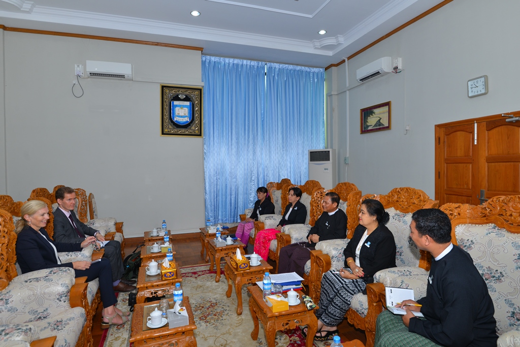 ပြည်ထောင်စုရှေ့နေချုပ် ဦးထွန်းထွန်းဦး သည် နော်ဝေနိုင်ငံ သံအမတ်ကြီး   H.E. Mrs. Tone Tinnes အား လက်ခံတွေ့ဆုံ