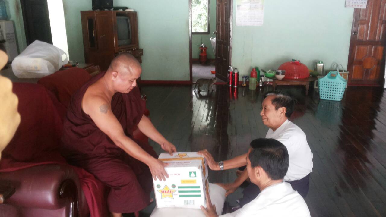 ကရင်ပြည်နယ်အစိုးရအဖွဲ့မှ လှူဒါန်းသော စားသောက်ကုန်ပစ္စည်းများအား ကရင်ပြည်နယ်ဥပဒေချုပ်မှ ဘားအံမြို့ပေါ်ရှိ ဘုန်းတော်ကြီး ကျောင်းတိုက်များသို့ ရေကြီးစဉ်ကာလအတွင်း လှူဒါန်း