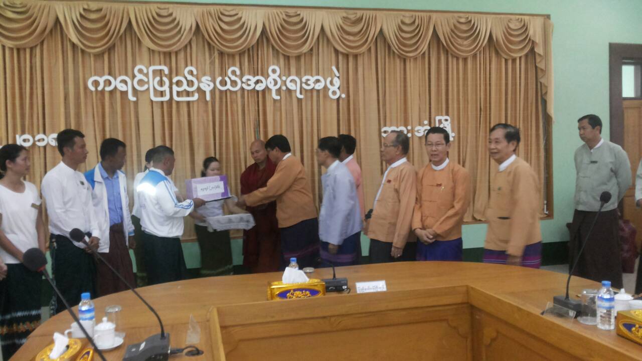 ကရင်ပြည်နယ်အစိုးရအဖွဲ့ရုံး အစည်းအဝေးခန်းမ၌ ကျင်းပပြုလုပ်သော ကရင်ပြည်နယ်ရေဘေးသင့်ပြည်သူများအတွက်အလှူငွေပေးအပ်ပွဲအခမ်းအနား ကျင်းပပြုလုပ်