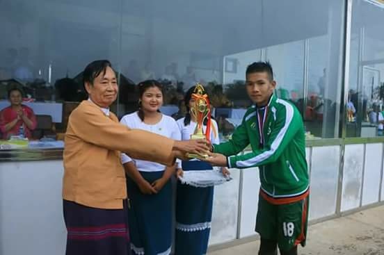 အောင်သံလွင်အားကစားကွင်း၊ ဘားအံမြို့၌ ဝန်ကြီးချုပ်ဖလား၊ မြို့နယ်ပေါင်းစုံ ၁၇ နှစ်အောက် အမျိုးသားဘောလုံးပြိုင်ပွဲတွင် အကောင်းဆုံးအားကစားသမားဆု ရရှိသူအား ဆုချီးမြှင့်ပေးအပ်