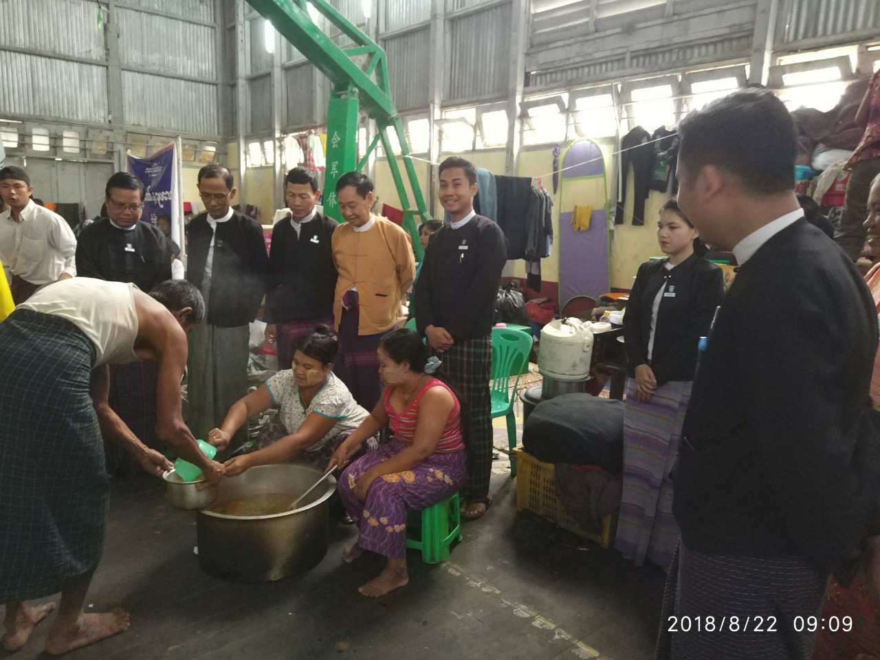 ကရင်ပြည်နယ်အားကစားရုံရှိ ရေဘေးကယ်ဆယ်ရေးစခန်းတွင် ကြာဇံဟင်းခါးချက်ပြုတ် လှူဒါန်း