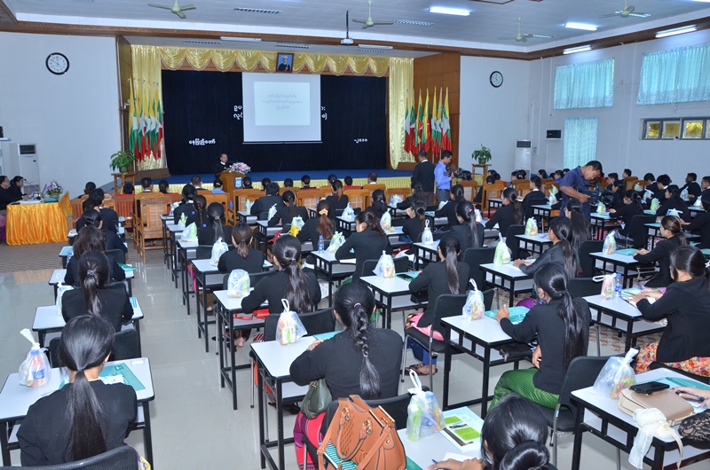 မော်လမြိုင်တက္ကသိုလ်၊ ဥပဒေပညာဌာနမှ ကျောင်းသား/ကျောင်းသူများ ပြည်ထောင်စုရှေ့နေချုပ်ရုံးသို့  လာရောက်လေ့လာ
