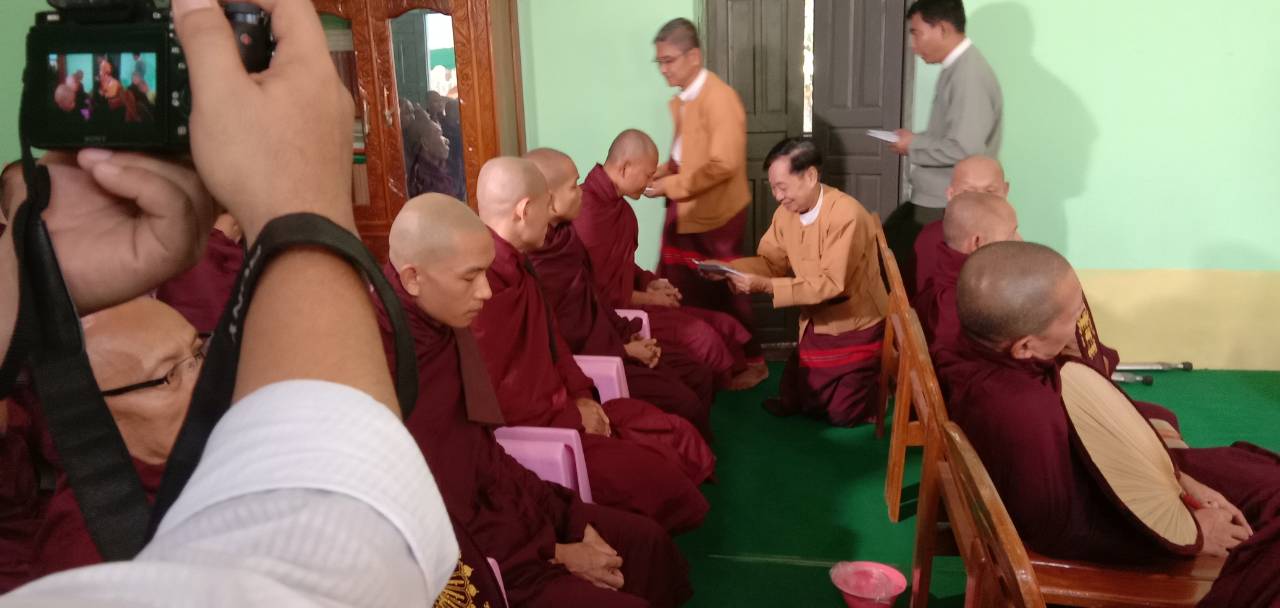 မြို့နယ်လုံးကျွတ် စုပေါင်းမဟာဘုံကထိန် သင်္ဃန်းဆပ်ကပ်လှူဒါန်းပွဲ အခမ်းအနားသို့ ကရင်ပြည်နယ်ဥပဒေချုပ် ဦးစောချစ်မြင့်လေး တက်ရောက်