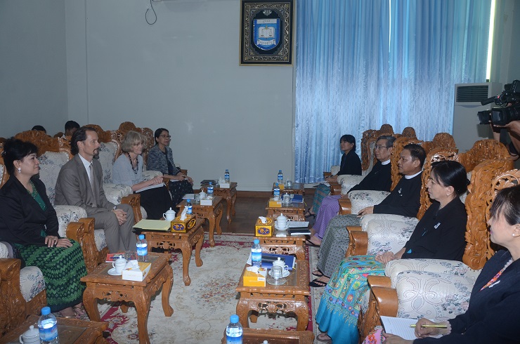 ပြည်ထောင်စုရှေ့နေချုပ်သည်  Landesa အဖွဲ့မှ Country Director  ဖြစ်သူ  Dr. Mark West နှင့် ကိုယ်စားလှယ်အဖွဲ့အား လက်ခံတွေ့ဆုံ