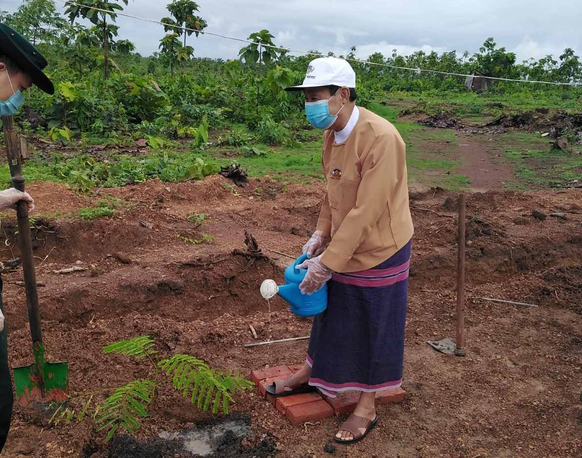 နိုင်ငံတော်၏ အတိုင်ပင်ခံပုဂ္ဂိုလ် ဒေါ်အောင်ဆန်းစုကြည်(၇၅)နှစ်မြောက်မွေးနေ့အထိမ်းအမှတ် သစ်ပင်စိုက်ပျိုးခြင်း