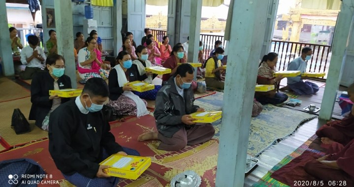 ဝါဆိုသင်္ကန်းဆက်ကပ်လှူဒါန်းခြင်း