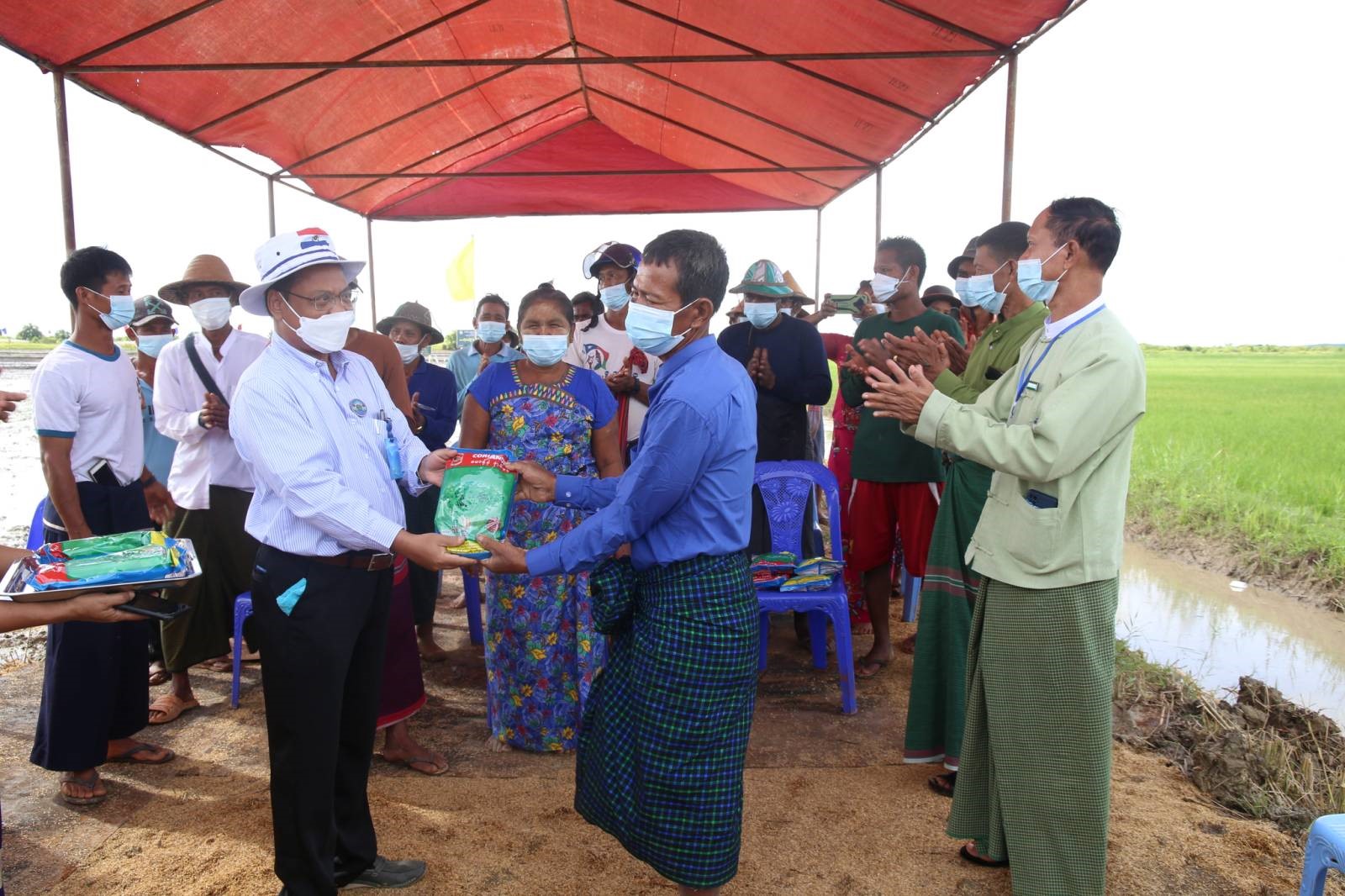 ကောက်စိုက်စက်ဖြင့် မိုးစပါးစိုက်ပျိုးခြင်း ကွင်းသရုပ်ပြပွဲ အခမ်းအနားတက်ရောက်