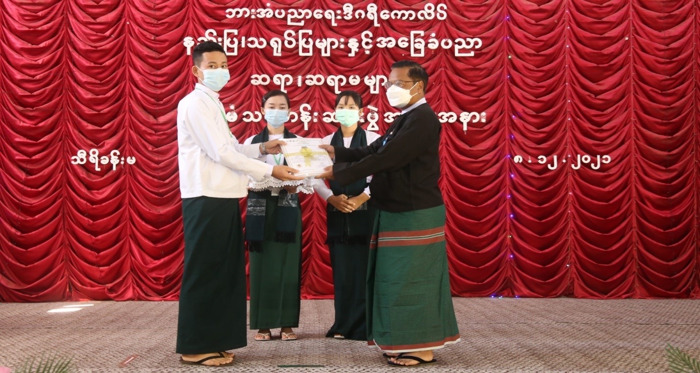 သင်တန်းဆင်းပွဲနှင့် ဆုချီးမြှင့်ပွဲ အခမ်းအနားသို့ တက်ရောက်