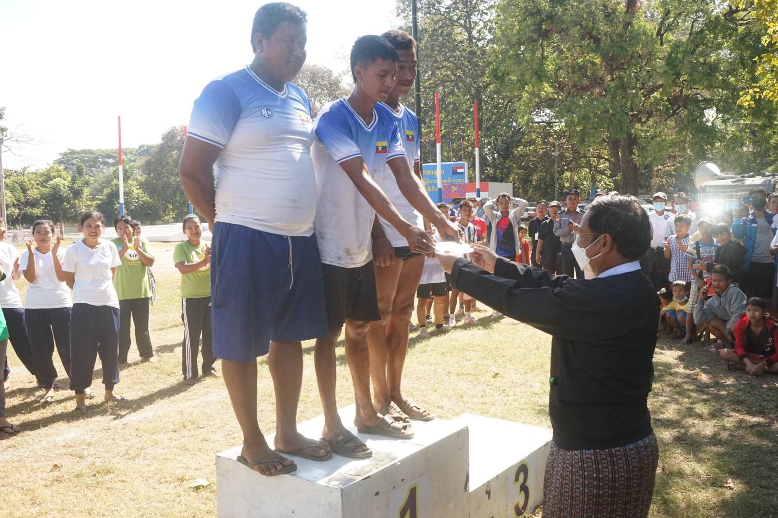 ဗိုလ်လုပွဲနှင့် ဆုချီးမြှင့်ပွဲအခမ်းအနားတက်ရောက်