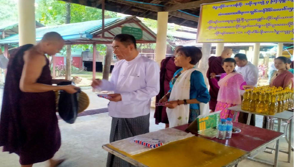 ဆွမ်းဆန်စိမ်းလောင်းလှူပွဲသို့တက်ရောက်လှူဒါန်း