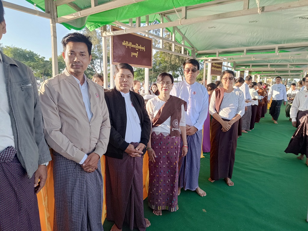 သံဃာတော်အပါး ၁၀၀၀ ဆွမ်းဆန်စိမ်းလောင်းလှူပွဲ အခမ်းအနားတက်ရောက်