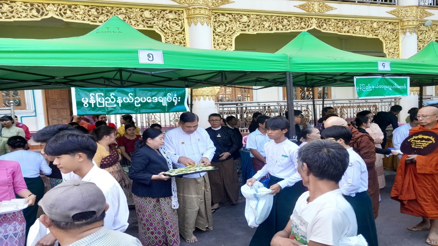 ဆွမ်းဆန်းစိမ်းလောင်းလှူ