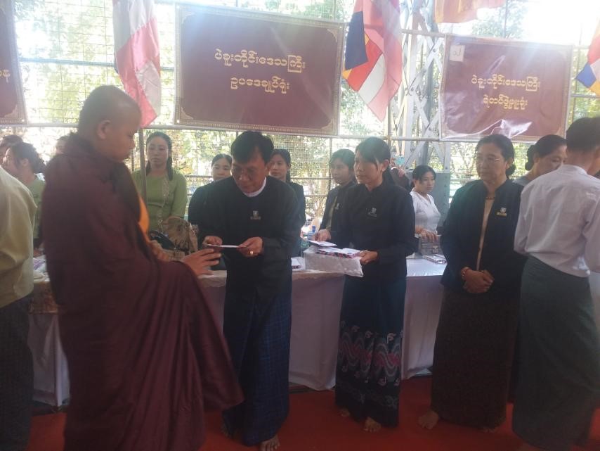 ဆွမ်းဆန်စိမ်းလောင်းလှူပွဲသို့ တက်ရောက်လှူဒါန်း
