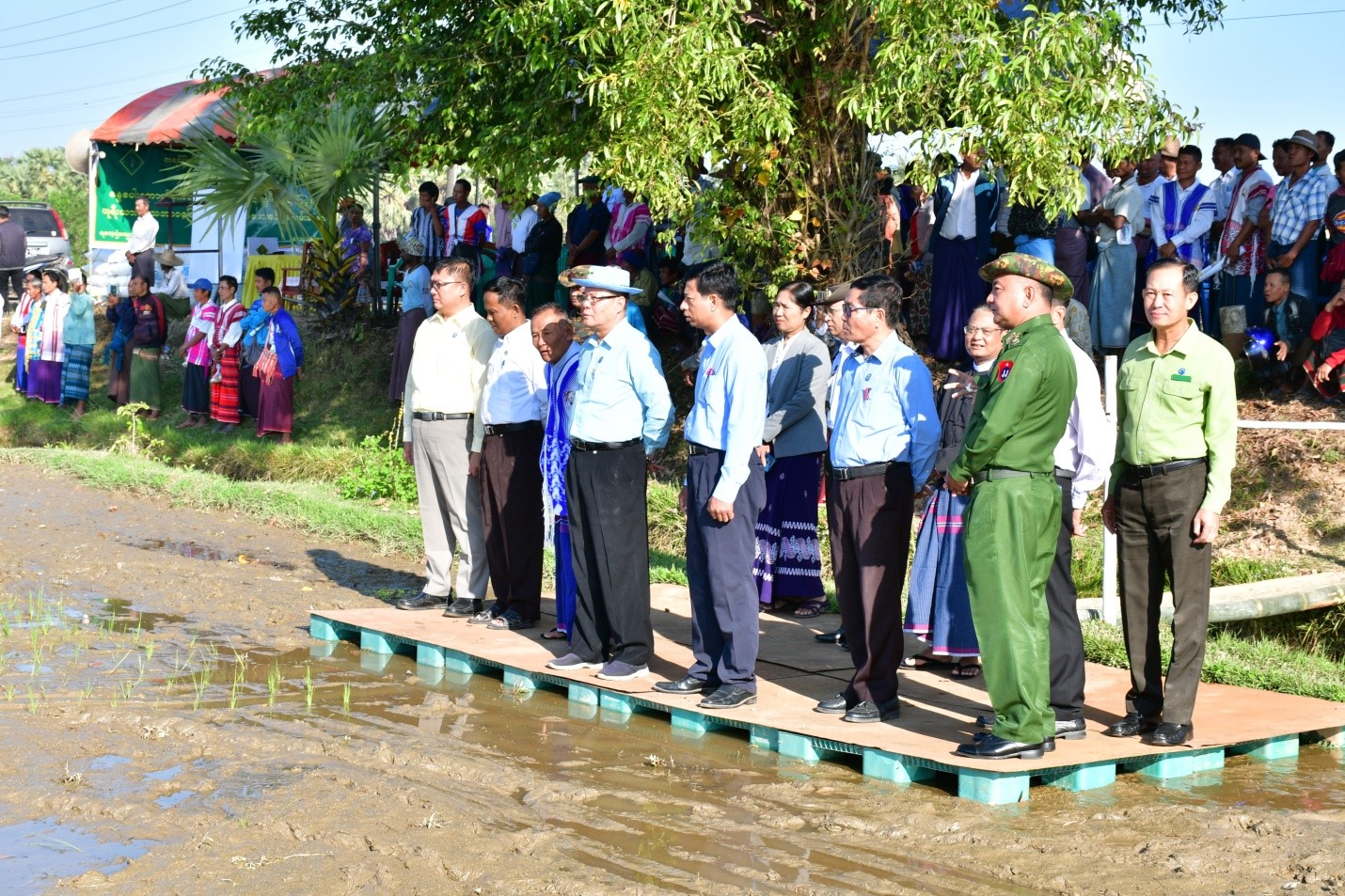 နွေစပါးကောက်စိုက်စက်ဖြင့် စိုက် ပျိုးခြင်း ကွင်းသရုပ်ပြပွဲနှင့် ယူရီးယားနှင့် သဘာဝမြေဩဇာ များ ထောက်ပံ့ပေးအပ်ပွဲ အခမ်းအနားတက်ရောက်