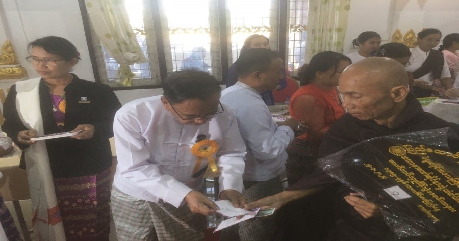 ဆွမ်းဆန်စိမ်းလောင်းလှူပွဲတက်ရောက်