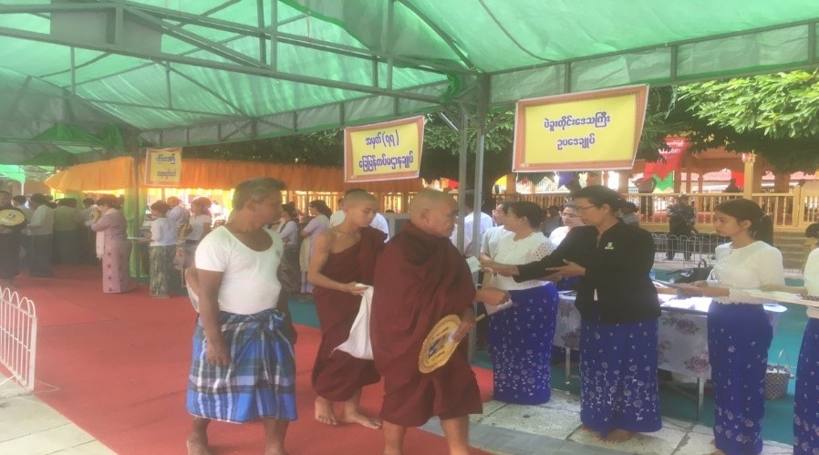 ဆွမ်းဆန်စိမ်းလောင်းလှူပွဲတက်ရောက်