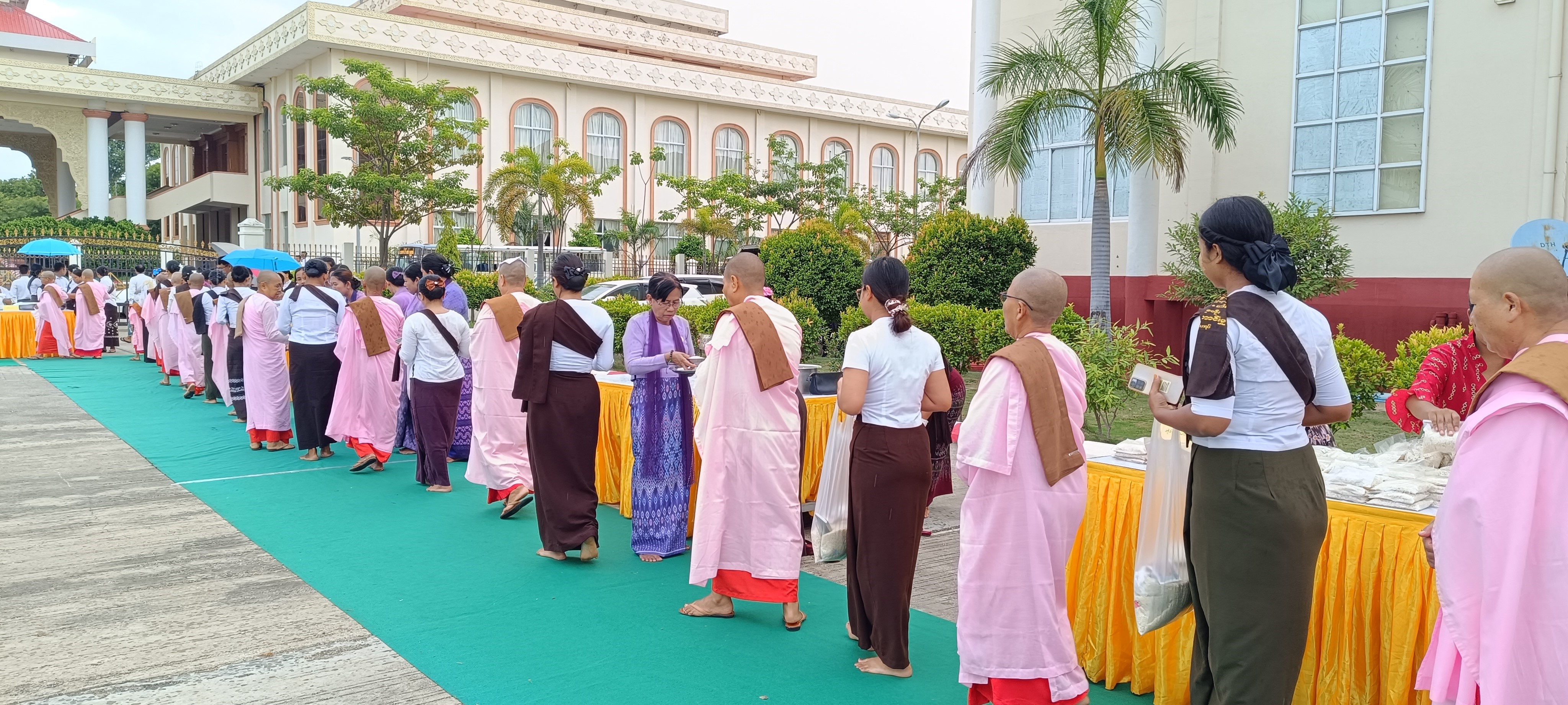 ဆွမ်းဆန် နှင့် စားသုံးဆီလောင်းလှူပွဲအခမ်းအနား တက်ရောက်
