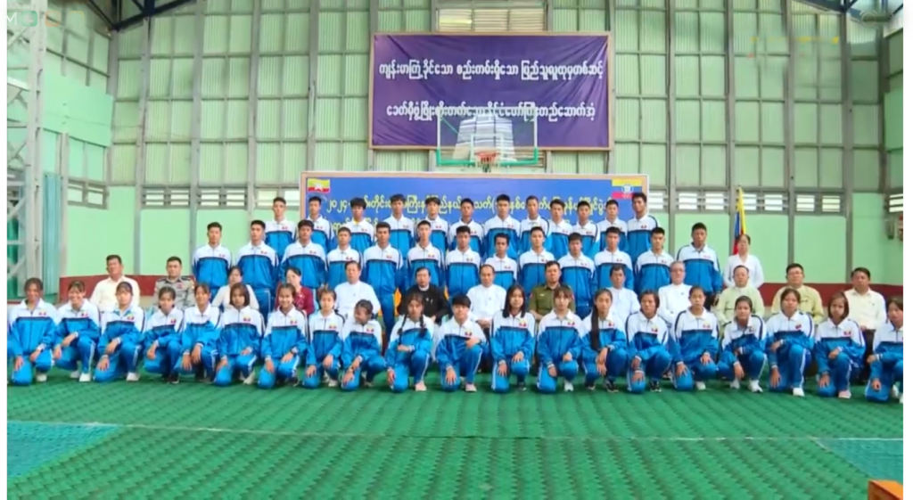 အောင်နိုင်ရေးအလံပေးအပ်ပွဲအခမ်းအနားတက်ရောက်